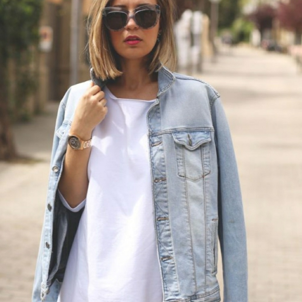 Women's distress denim jacket. - Picture 3 of 8